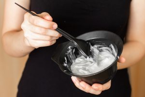 Jak zmyć farbę do włosów z czoła i uszu